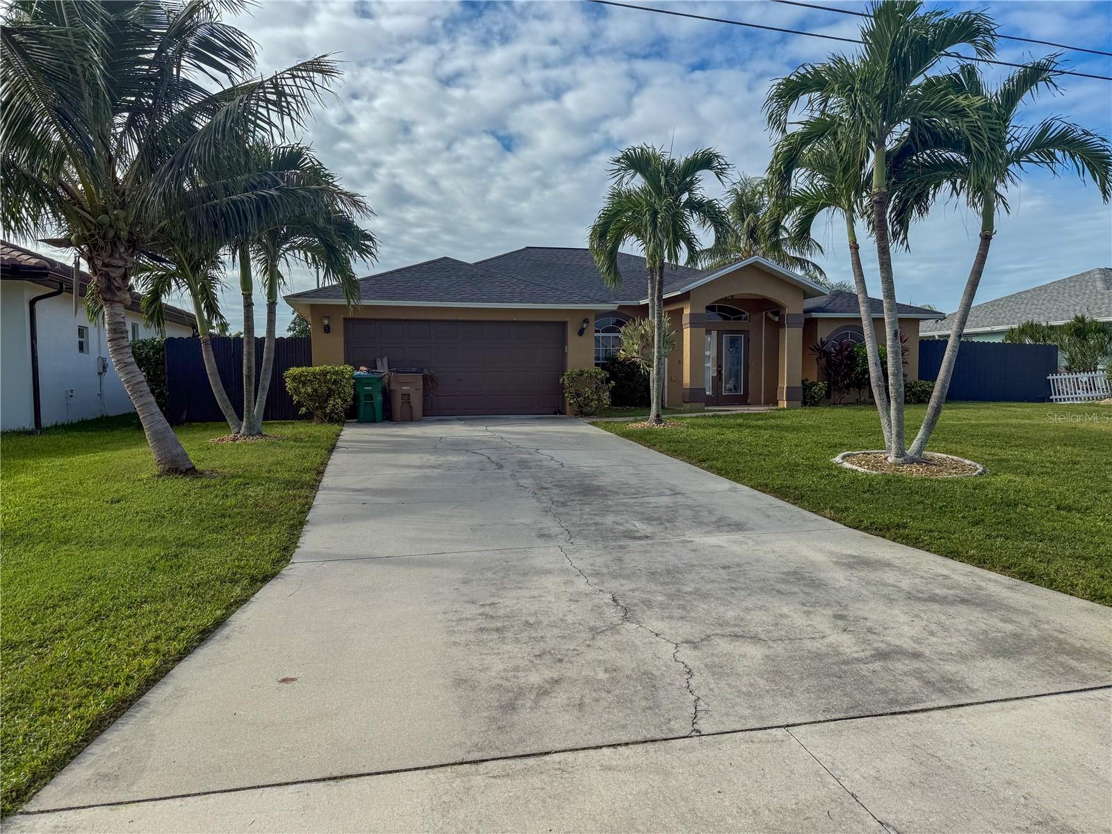 Foto de propiedad en 1824 SW 28TH LN CAPE CORAL con MLS# O6348845