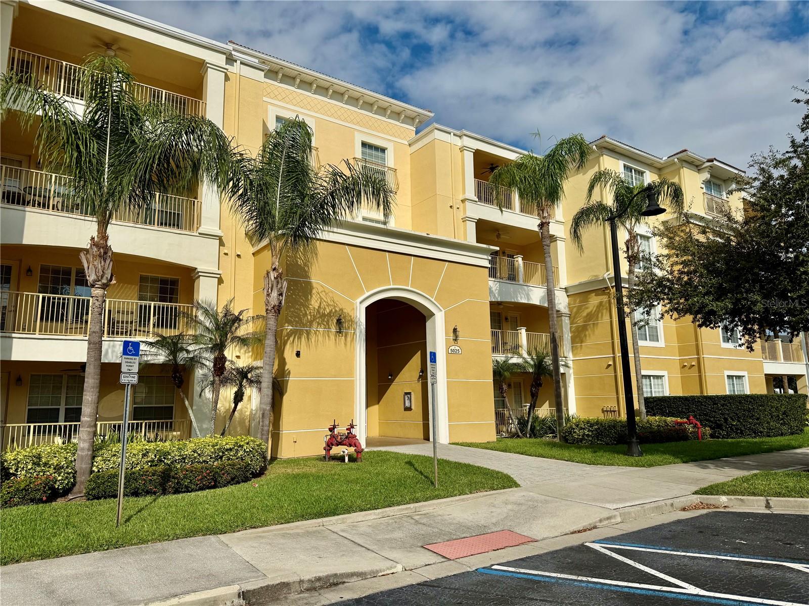 Foto de propiedad en 5025 SHOREWAY LOOP #105 ORLANDO con MLS# O6364470