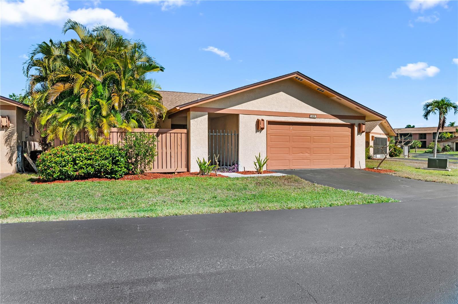 Foto de propiedad en 6479 ROYAL WOODS DR FORT MYERS con MLS# O6373615