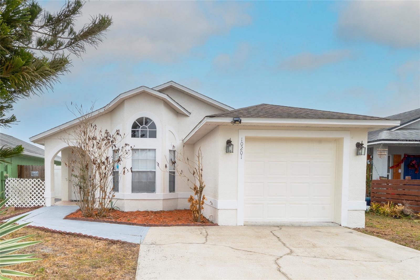 Foto de propiedad en 10201 VISTA COVE LN ORLANDO con MLS# O6379602