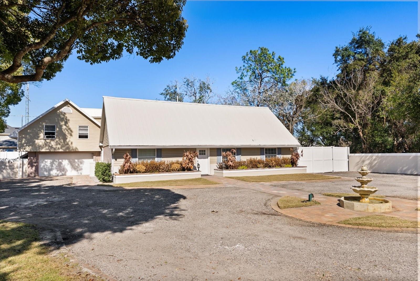 Foto de propiedad en 8255 LAKE UNDERHILL RD ORLANDO con MLS# O6380781