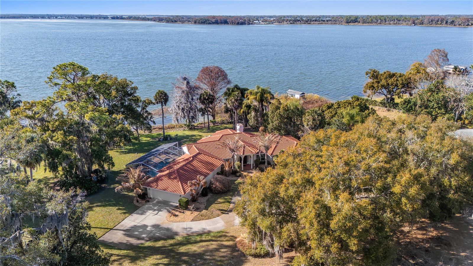 Foto de propiedad en 6136 DORA DR MOUNT DORA con MLS# O6382730
