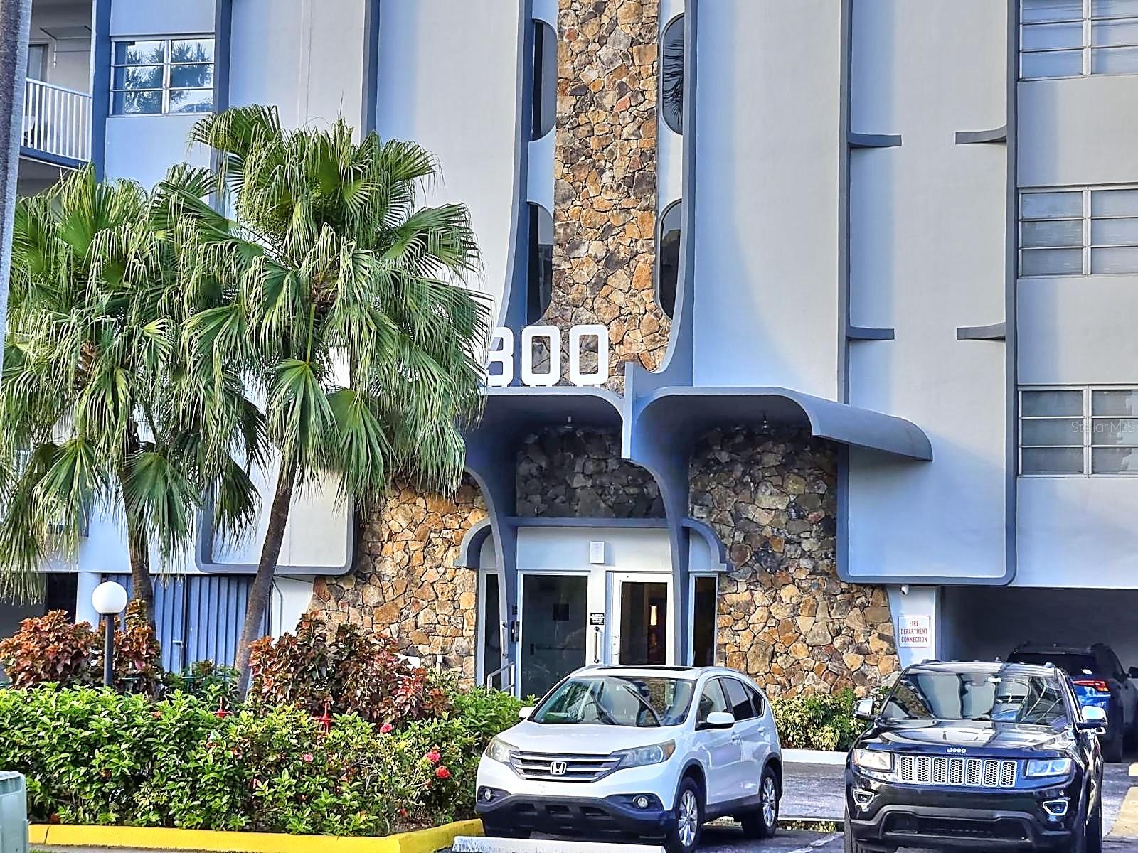 Foto de propiedad en 300 DIPLOMAT PKWY #203 HALLANDALE BEACH con MLS# O6385915