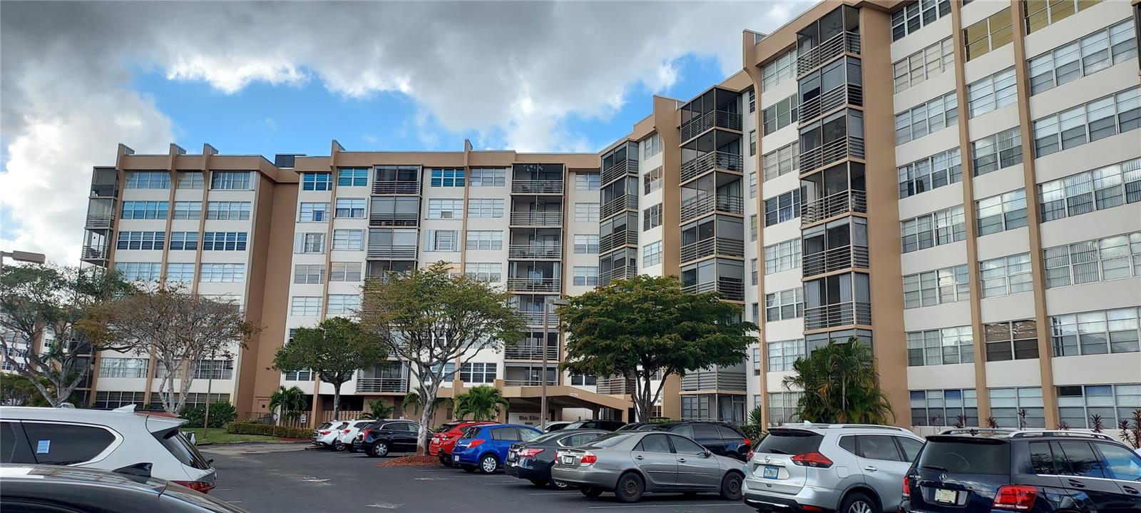 Foto de propiedad en 1000 SAINT CHARLES PL #209 PEMBROKE PINES con MLS# O6387117