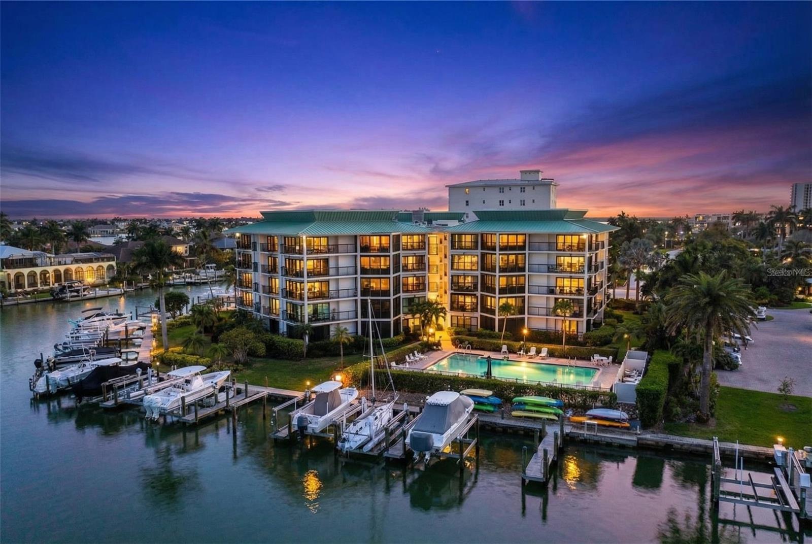 Foto de propiedad en 845 COLLIER CT #306 MARCO ISLAND con MLS# O6389731