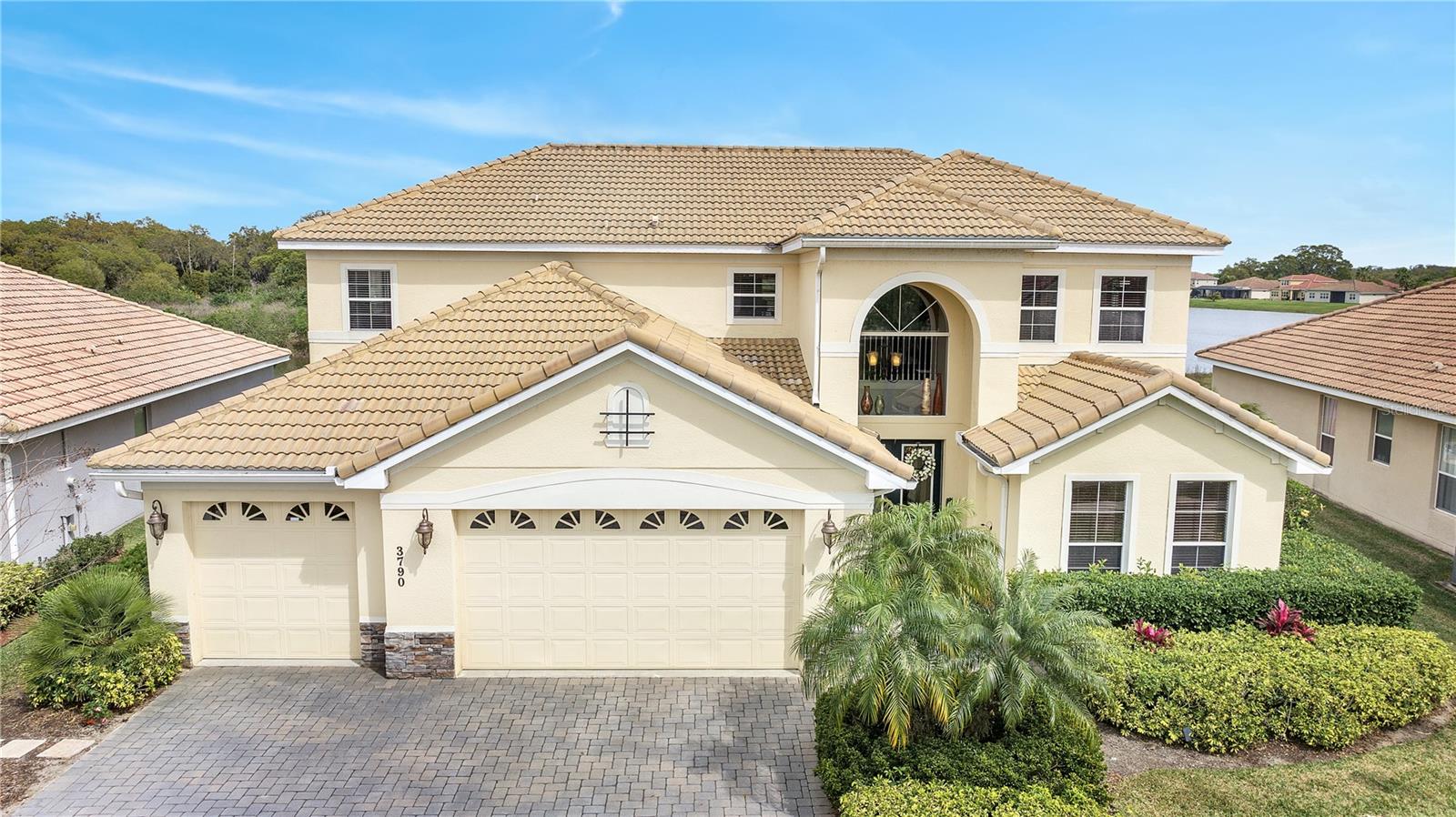 Foto de propiedad en 3790 EAGLE ISLE CIR KISSIMMEE con MLS# O6393887