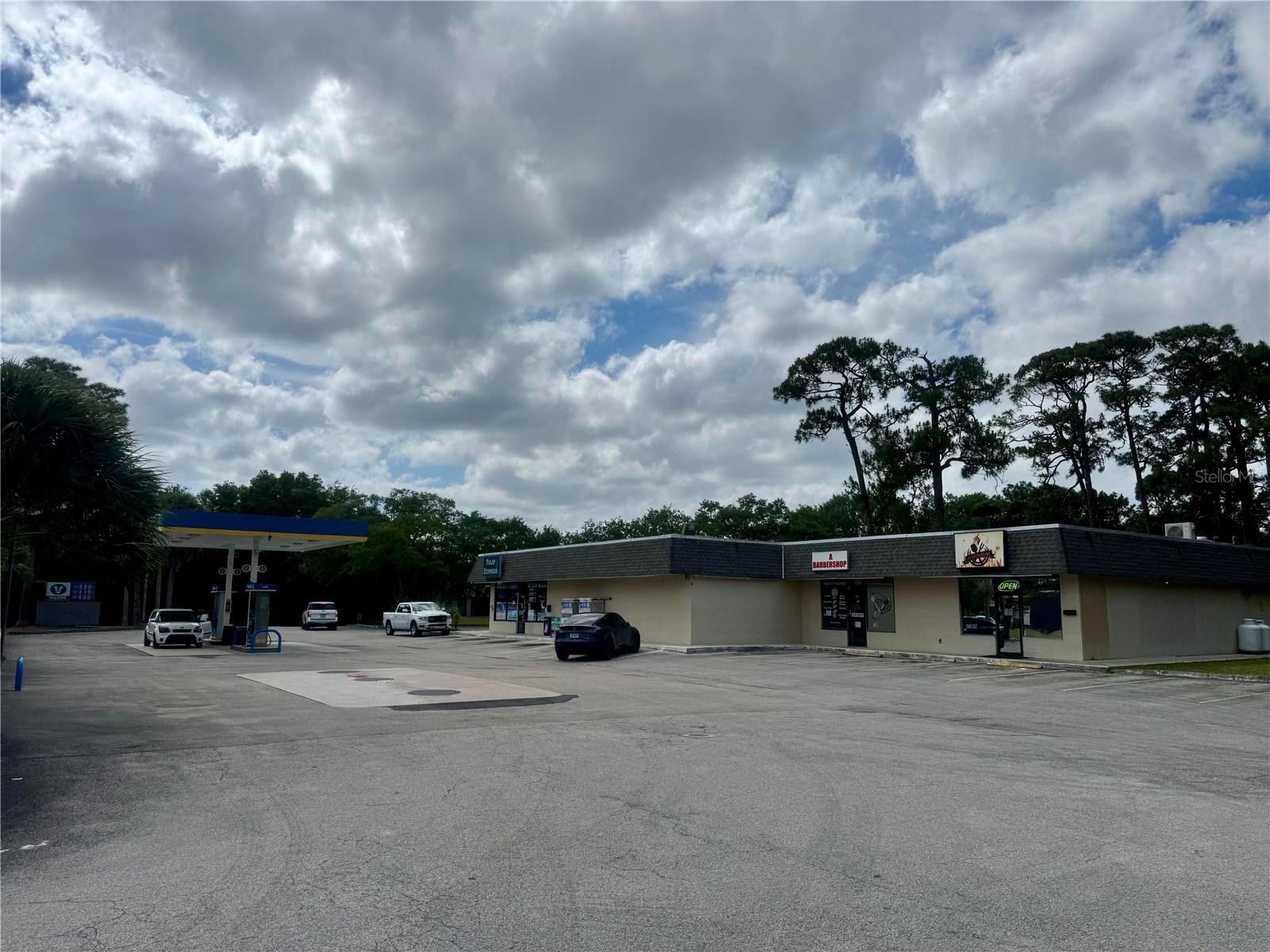 Foto de propiedad en 302 SW TULIP BLVD PORT ST LUCIE con MLS# O6397329