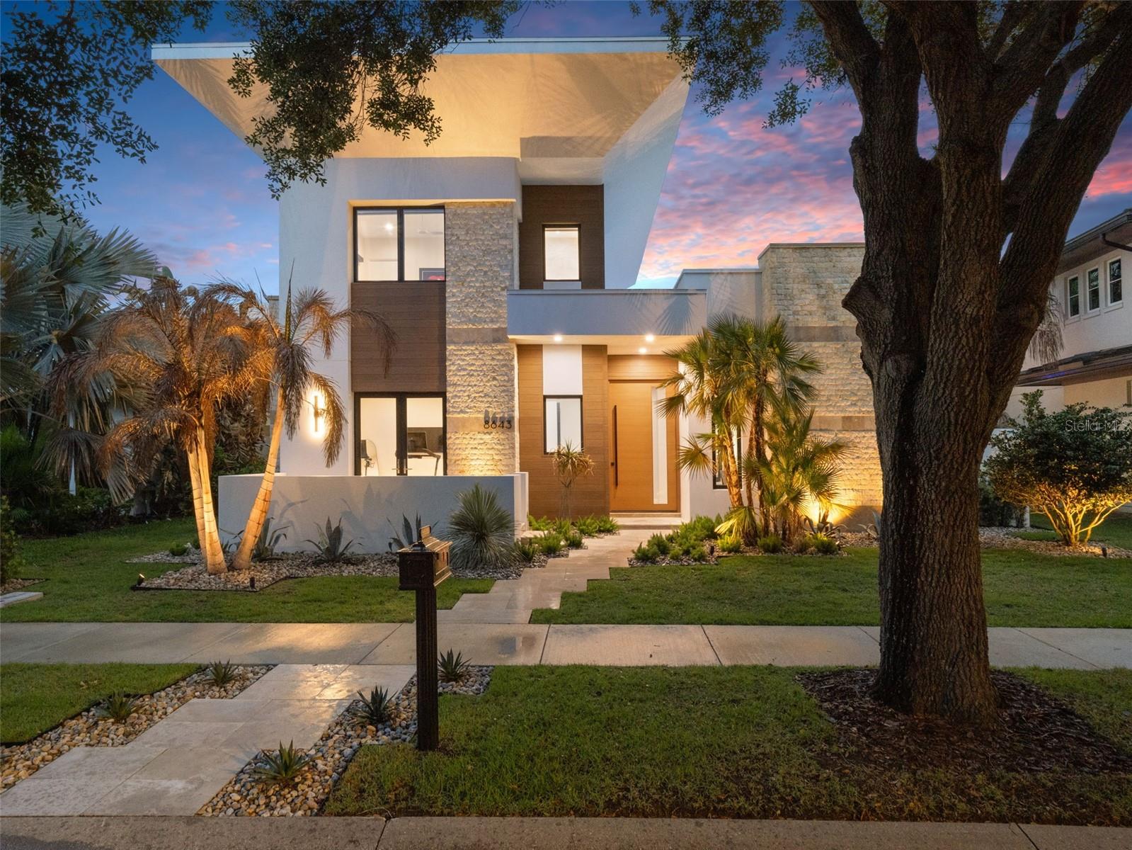 Foto de propiedad en 8643 FARTHINGTON WAY ORLANDO con MLS# O6398116