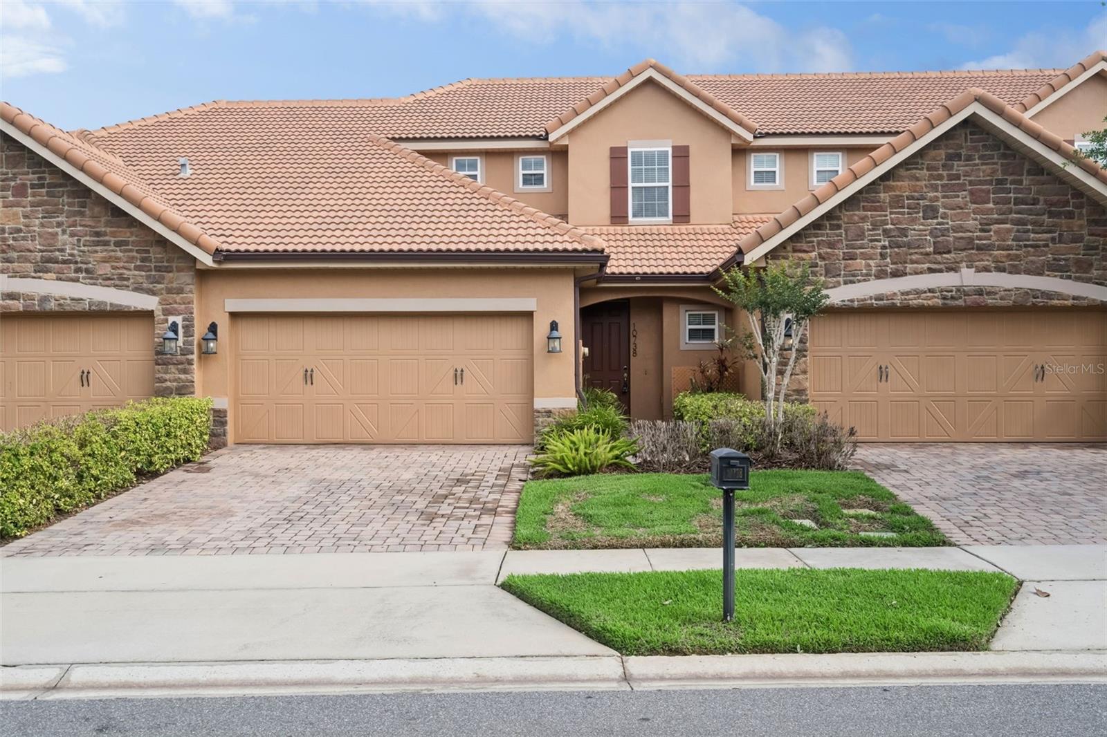 Foto de propiedad en 10738 BELFRY CIR ORLANDO con MLS# O6398149