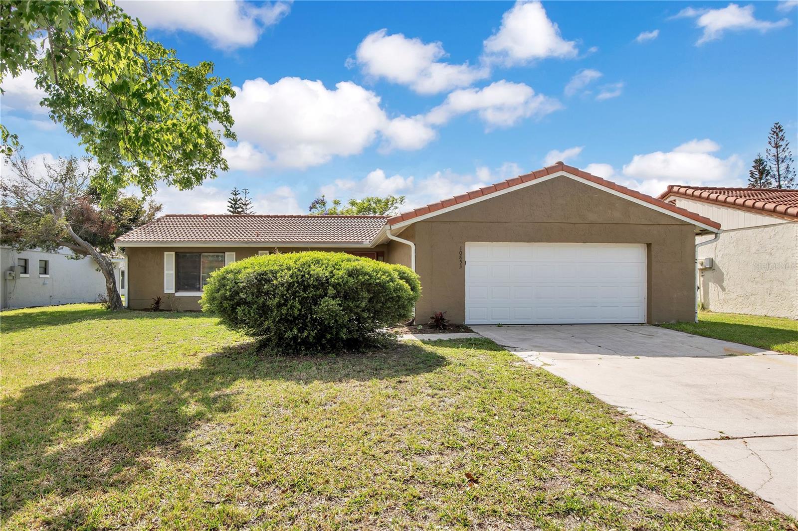 Foto de propiedad en 10853 WILLIAM AND MARY CT ORLANDO con MLS# O6402054