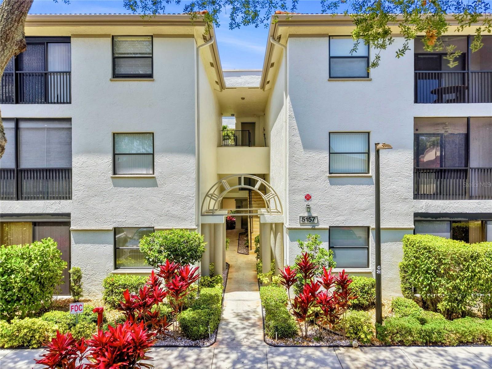 Foto de propiedad en 5157 FLORIA WAY #J BOYNTON BEACH con MLS# O6406809