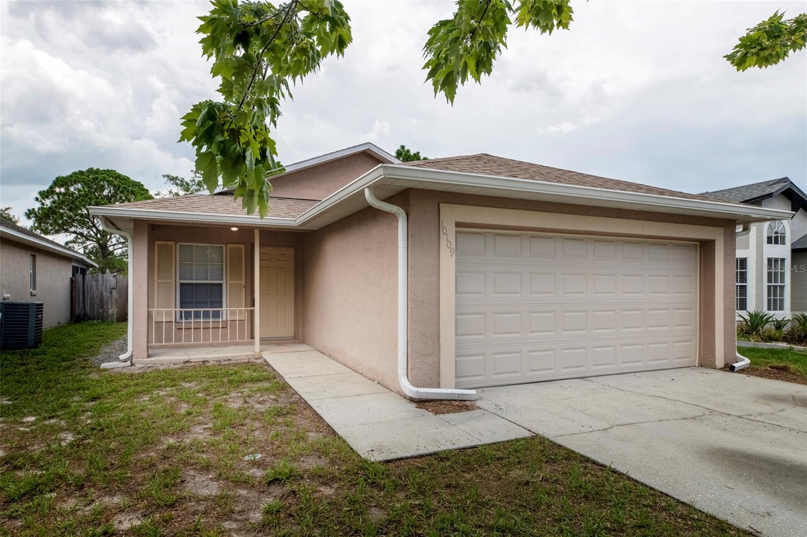 Foto de propiedad en 10109 VISTA COVE LN ORLANDO con MLS# O6409464