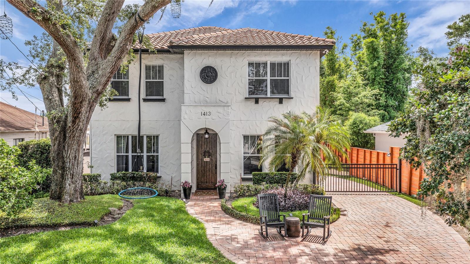 Beautiful Delaney Park POOL home on a quiet cul de sac street!