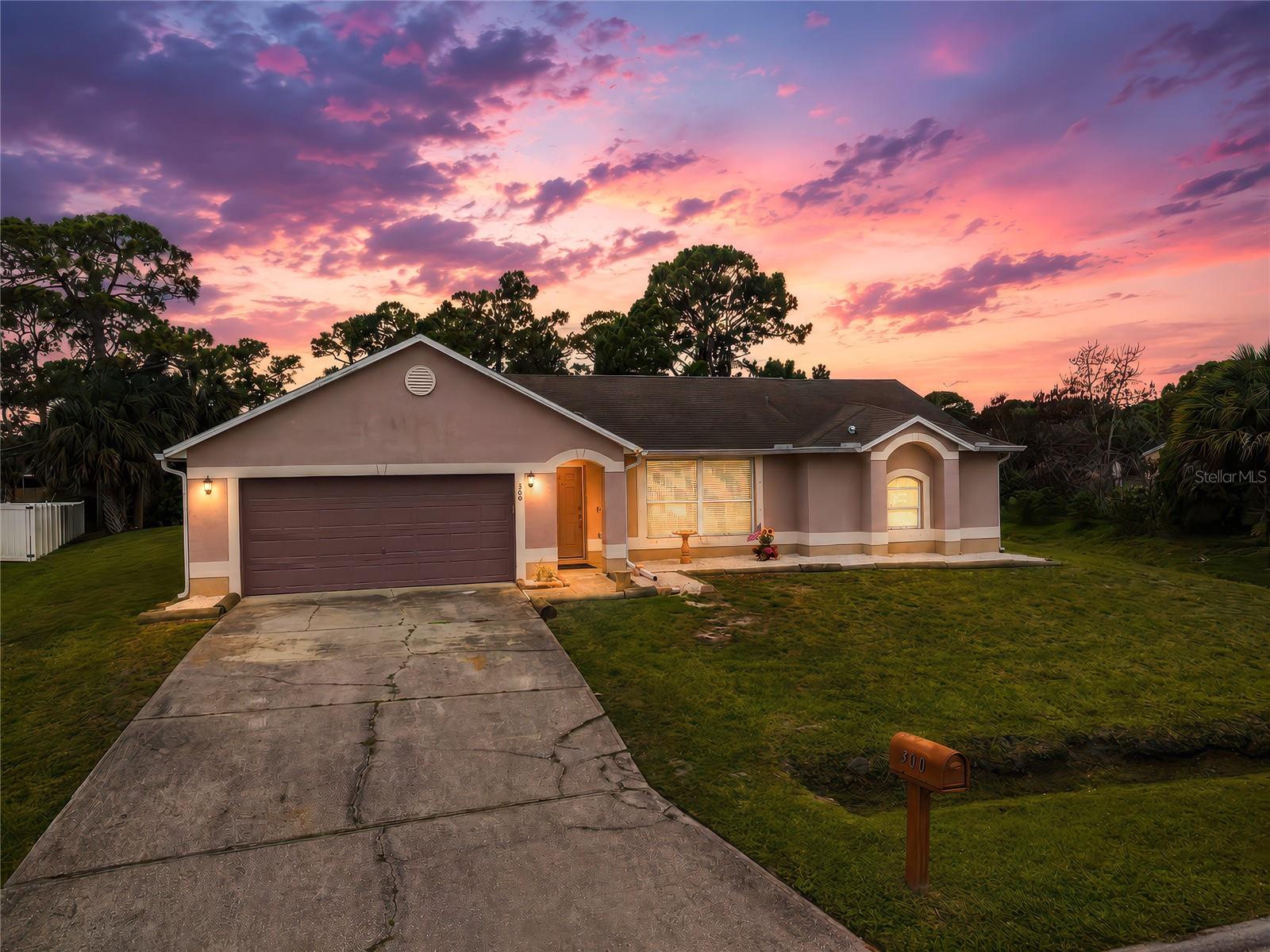 Foto de propiedad en 300 VIKING ST NE PALM BAY con MLS# O6414603