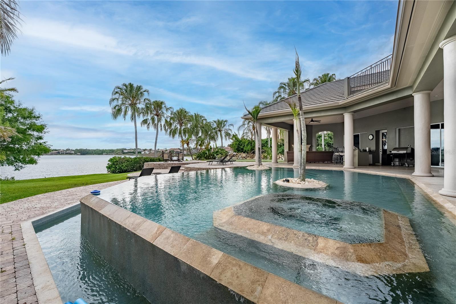 Foto de propiedad en 1408 LAKE WHITNEY DRIVE WINDERMERE con MLS# O6418721