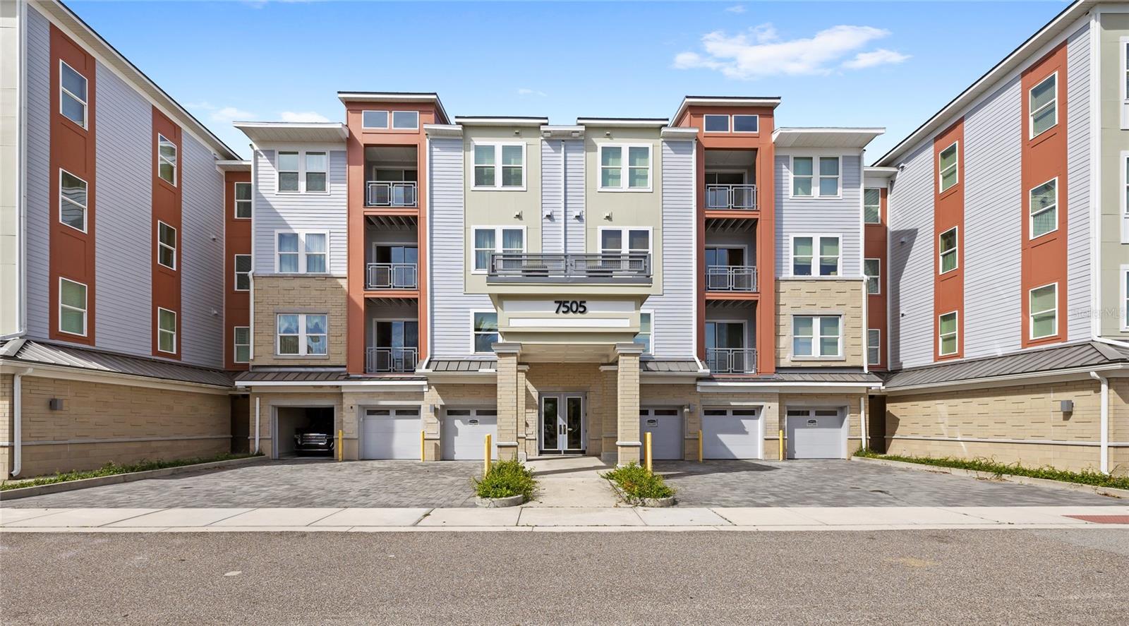Foto de propiedad en 7505 LAUREATE BLVD #2206 ORLANDO con MLS# O6419358