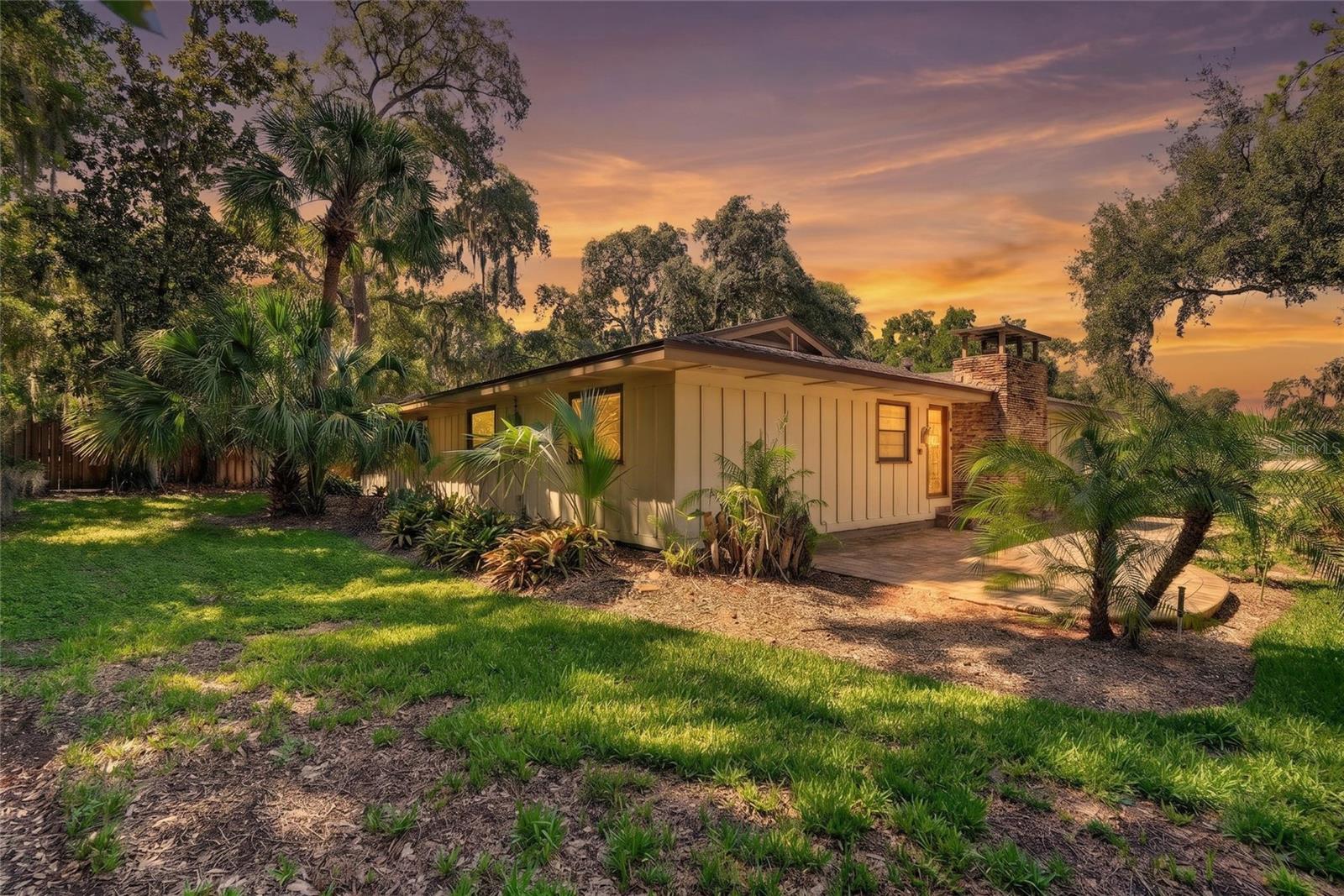 Foto de propiedad en 2053 WOODY DR WINDERMERE con MLS# O6421738