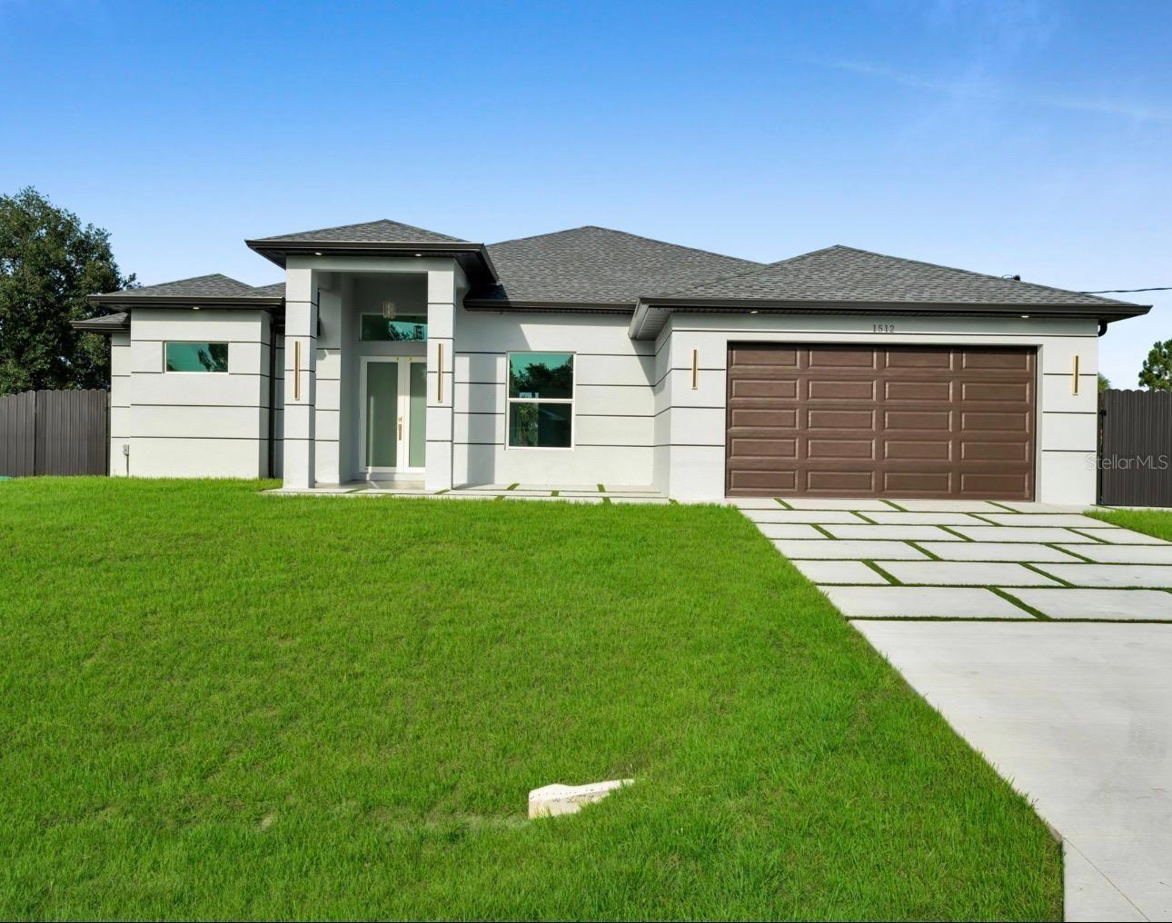 En Venta 1512 LEROY AVE, LEHIGH ACRES, FL 33972