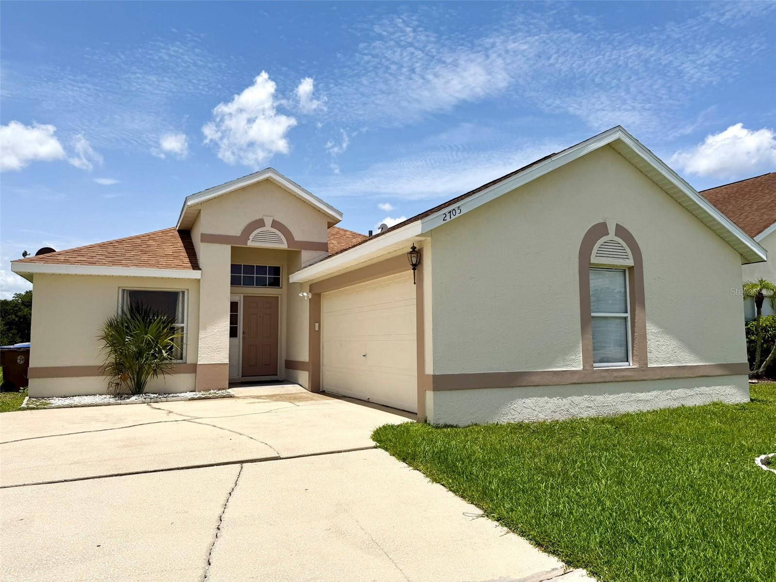 Foto de propiedad en 2705 CHATHAM CIR KISSIMMEE con MLS# O6424766
