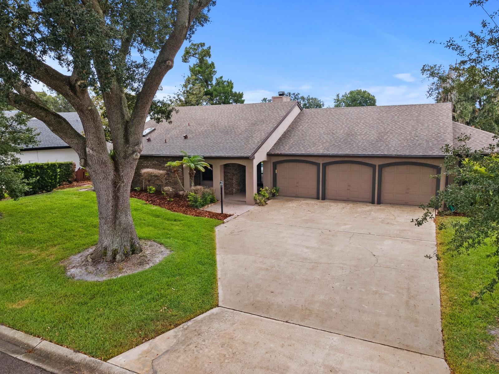 Foto de propiedad en 7437 PINEMOUNT DR ORLANDO con MLS# O6428324