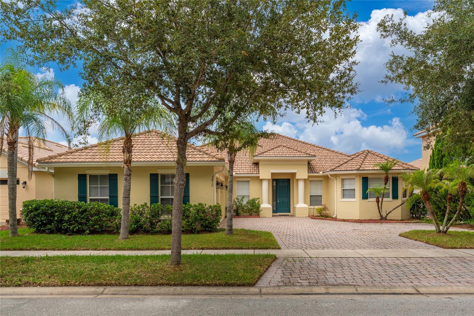 Foto de propiedad en 3817 GOLDEN FEATHER WAY KISSIMMEE con MLS# O6429442