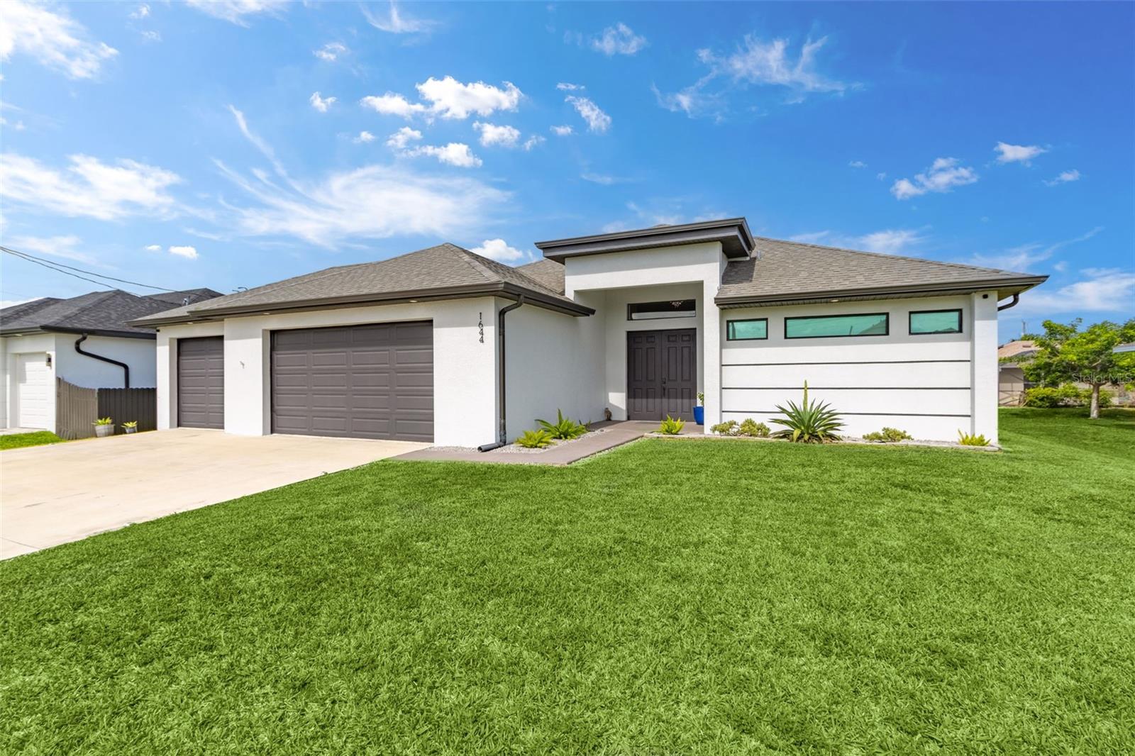 En Venta 1644 NW 37TH AVE, CAPE CORAL, FL 33993