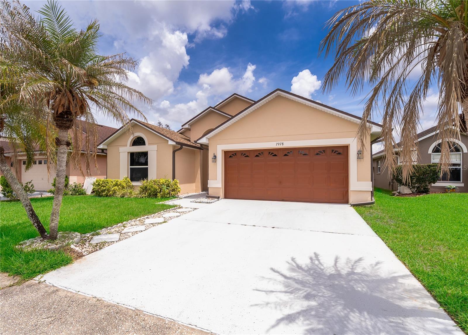 Foto de propiedad en 7978 ELMSTONE CIR ORLANDO con MLS# O6431802