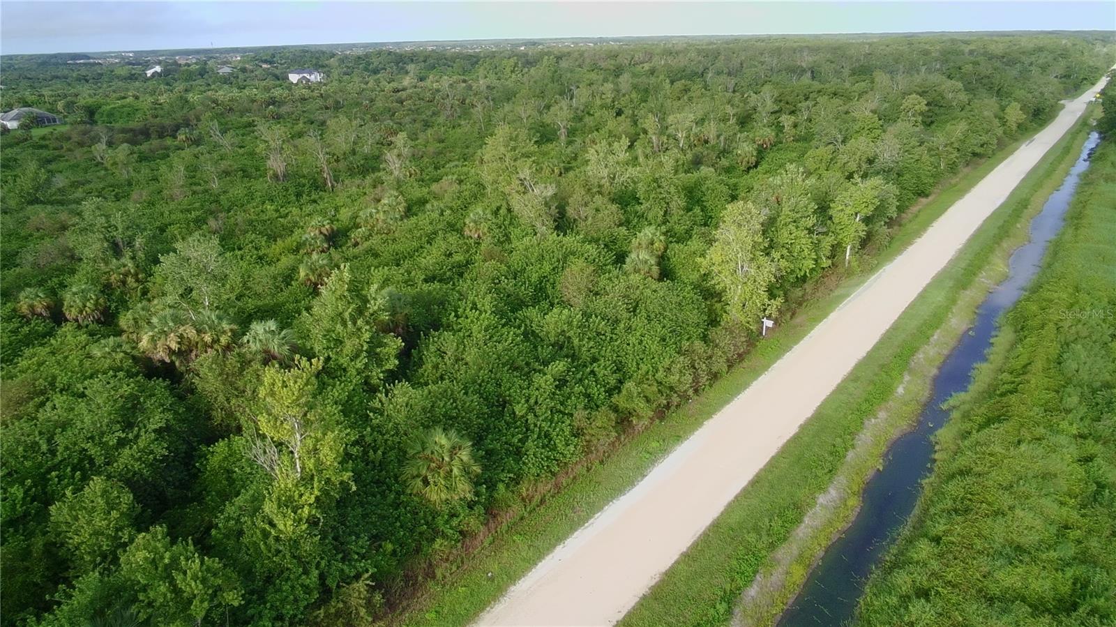Foto de propiedad en 700 SHADY HOLLOW BLVD W NAPLES con MLS# O6432225