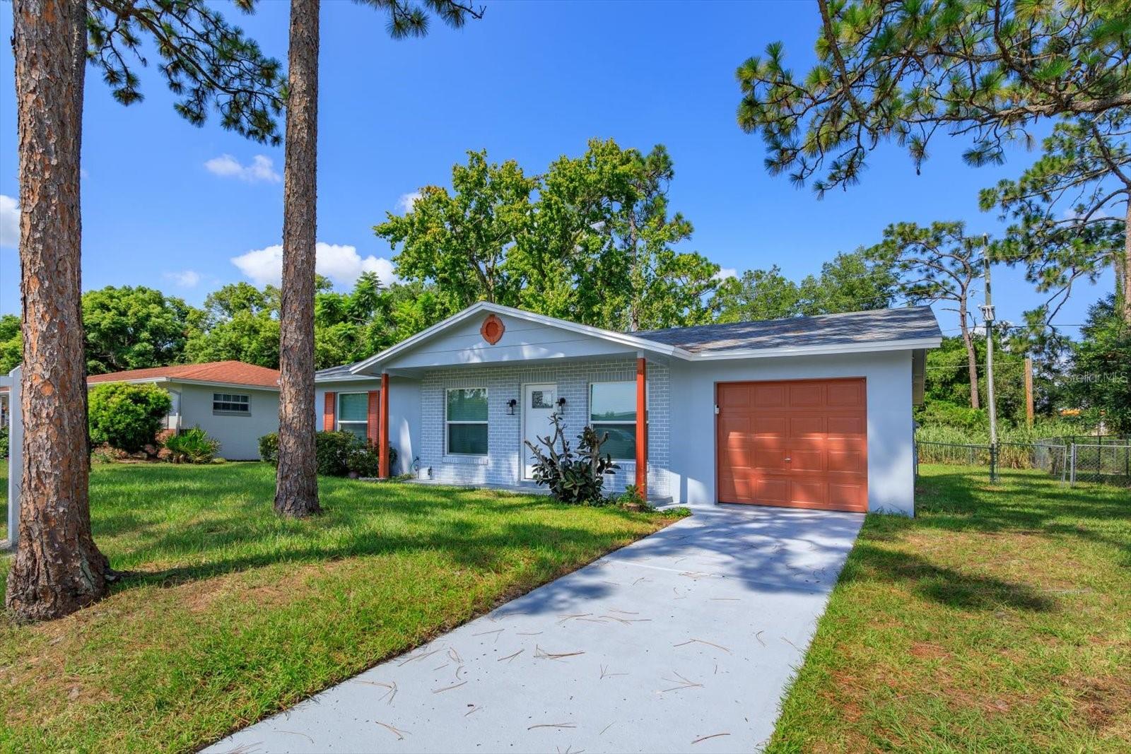 Foto de propiedad en 724 BREVARD CT ORLANDO con MLS# O6432410