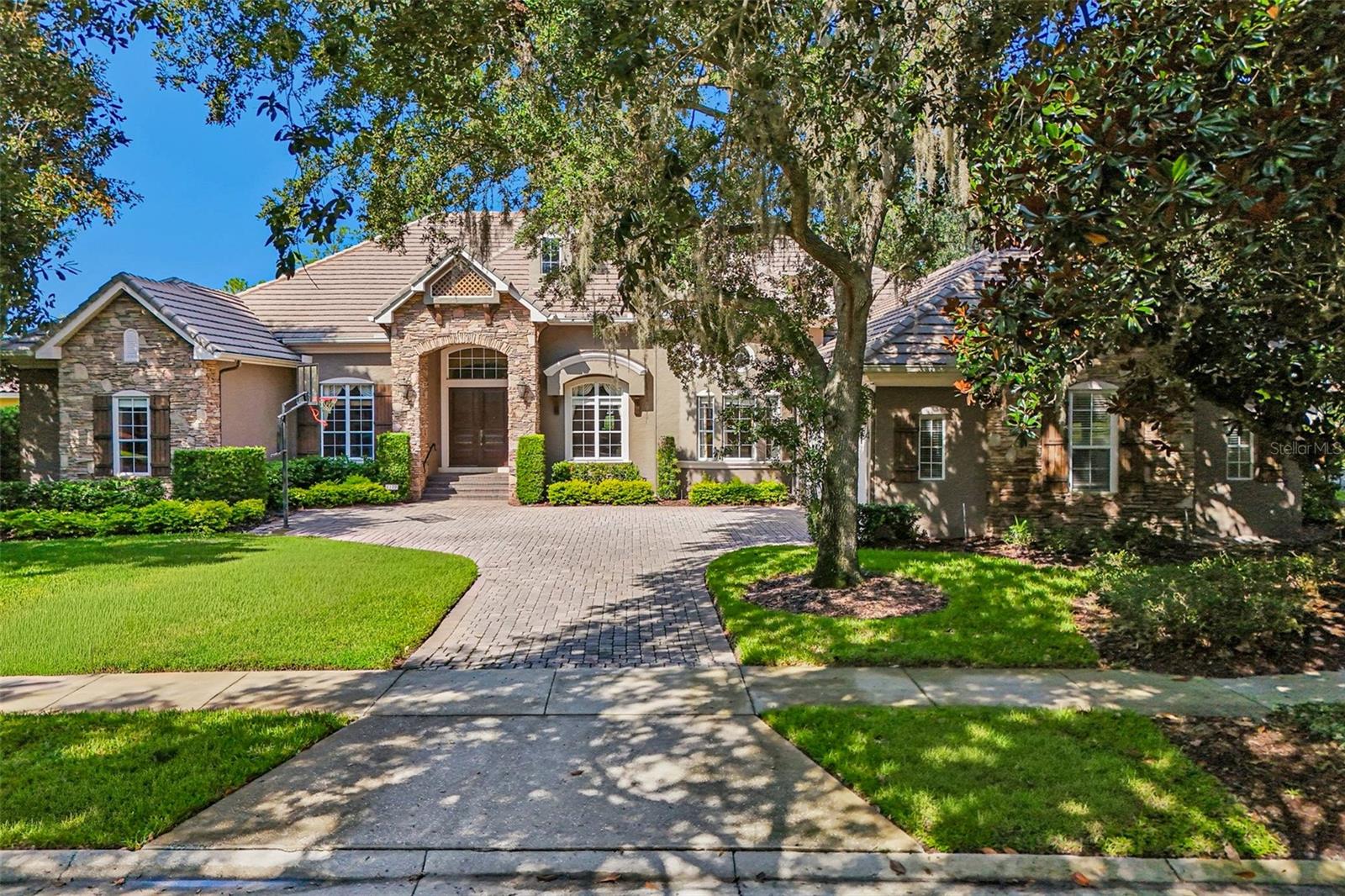 Foto de propiedad en 6102 S HAMPSHIRE CT WINDERMERE con MLS# O6434011