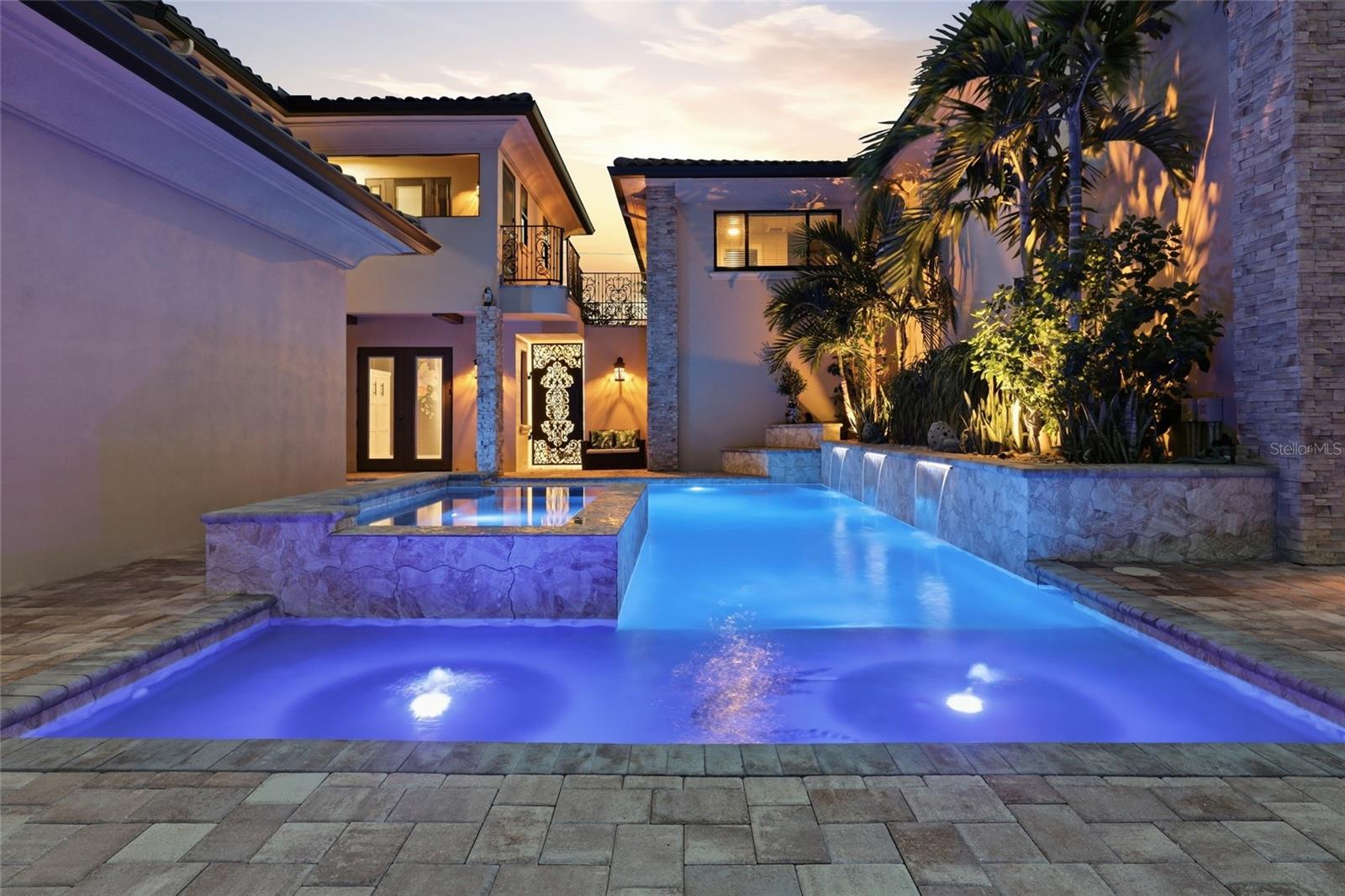 Foto de propiedad en 2709 NW 41ST AVE CAPE CORAL con MLS# O6434260