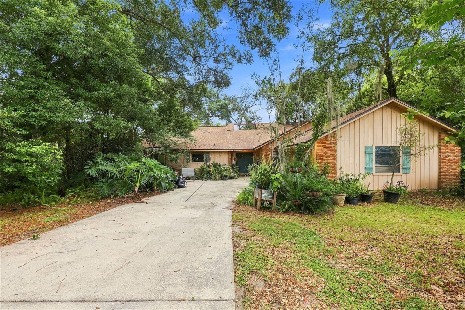 Foto de propiedad en 552 WHISPERING OAK LN APOPKA con MLS# O6435213