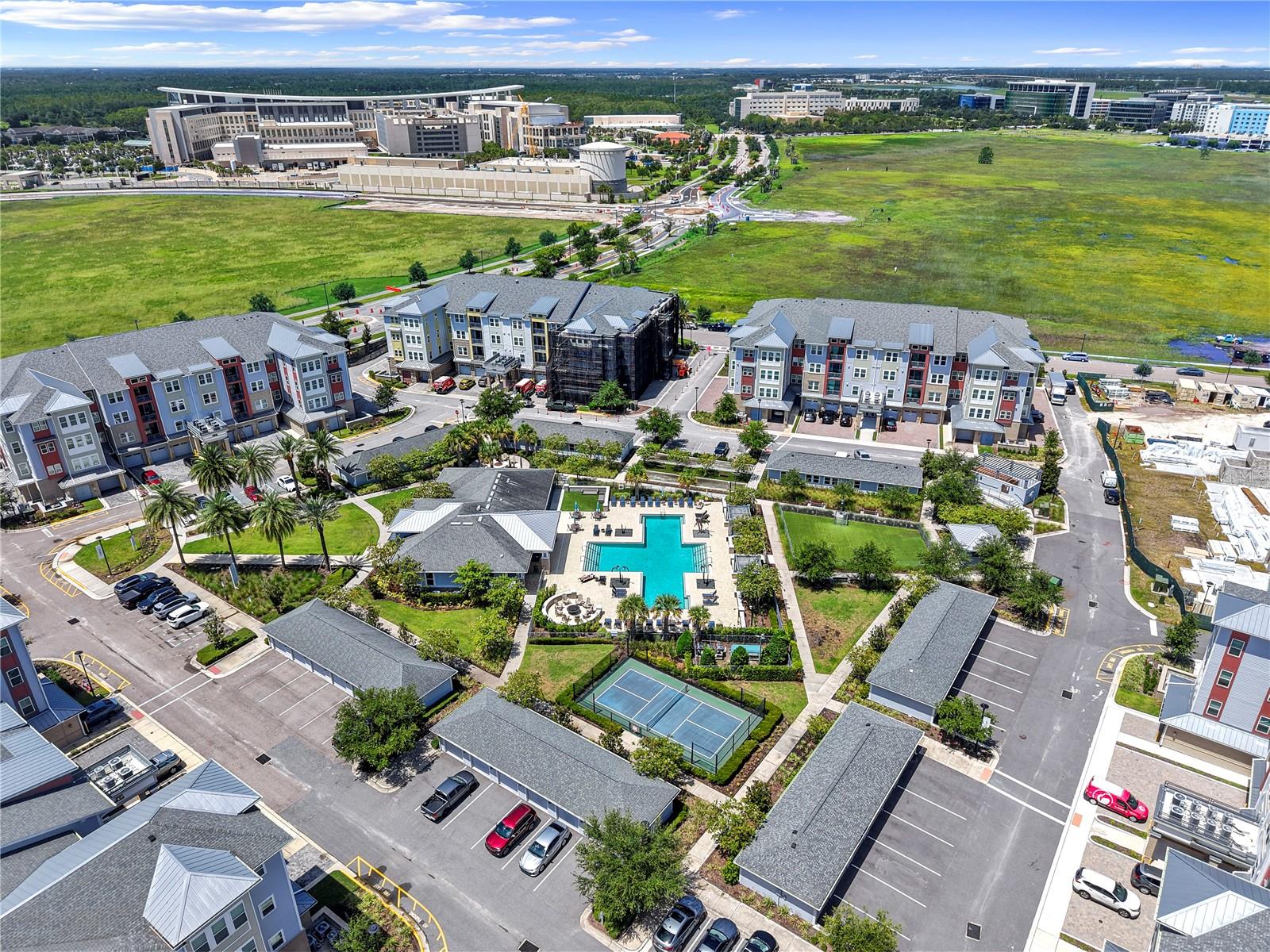 Foto de propiedad en 7545 LAUREATE BLVD #7404 ORLANDO con MLS# O6435862
