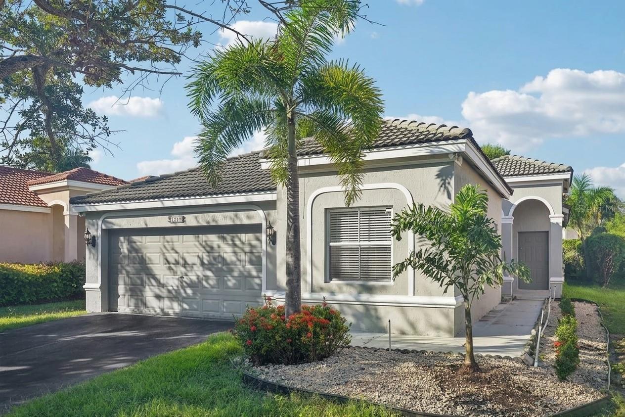 Foto de propiedad en 1283 CHINABERRY DR WESTON con MLS# O6436564