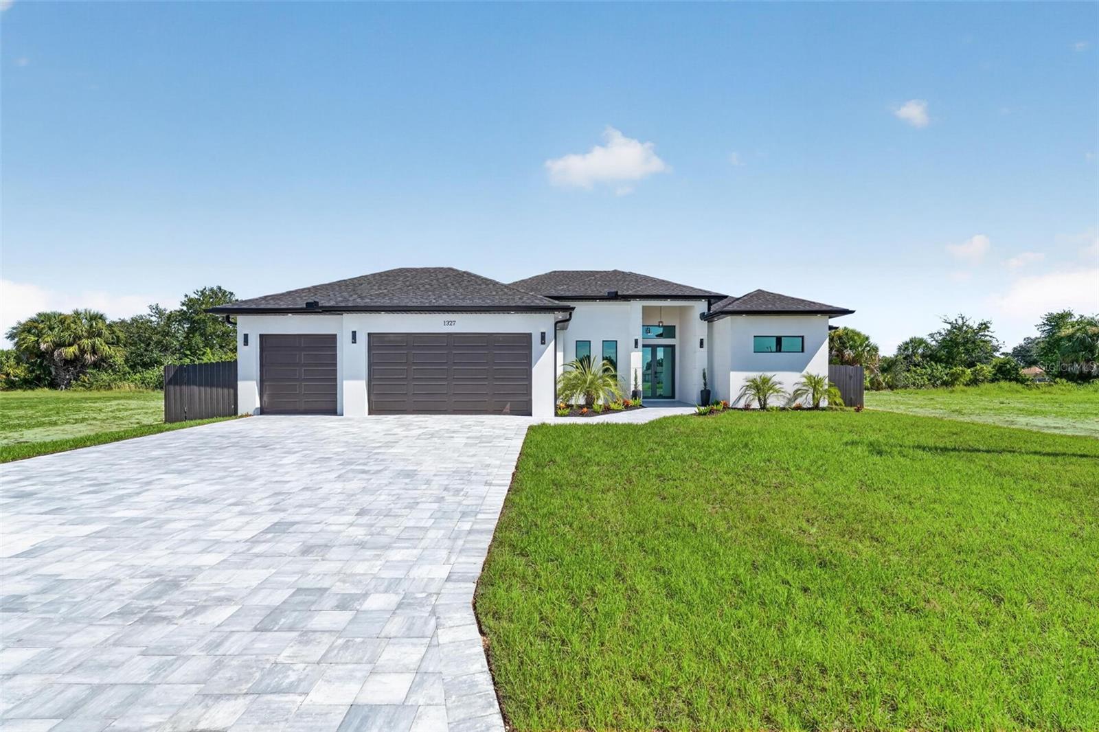Foto de propiedad en 1327 NE 23RD ST CAPE CORAL con MLS# O6437901