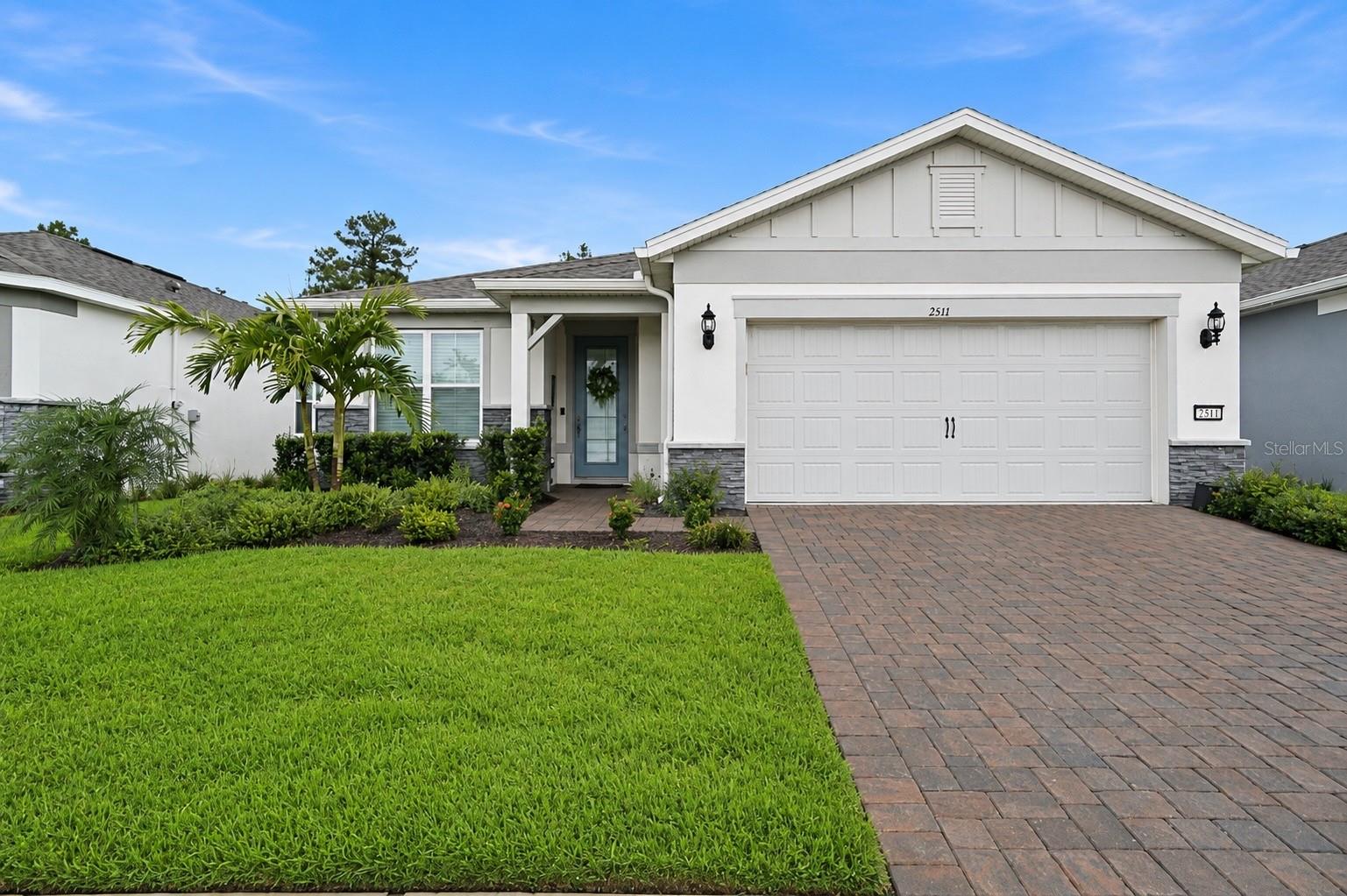 Front of home 2 car garage