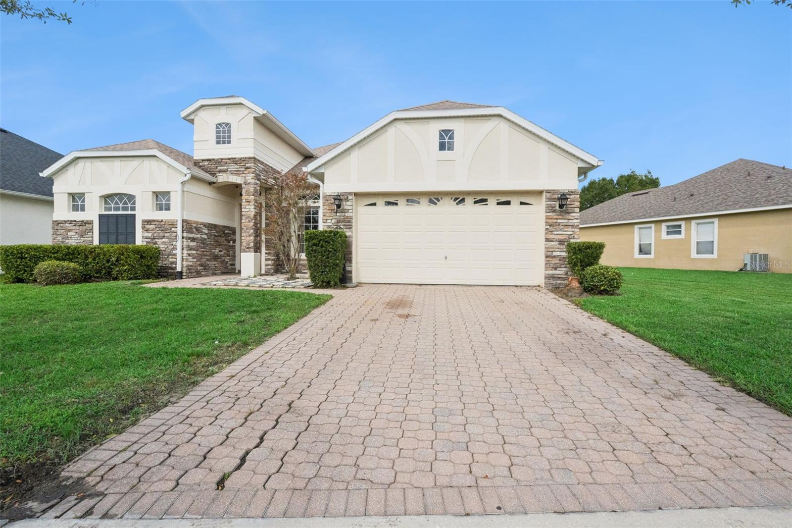 Foto de propiedad en 16460 TUDOR GROVE DR ORLANDO con MLS# O6443138