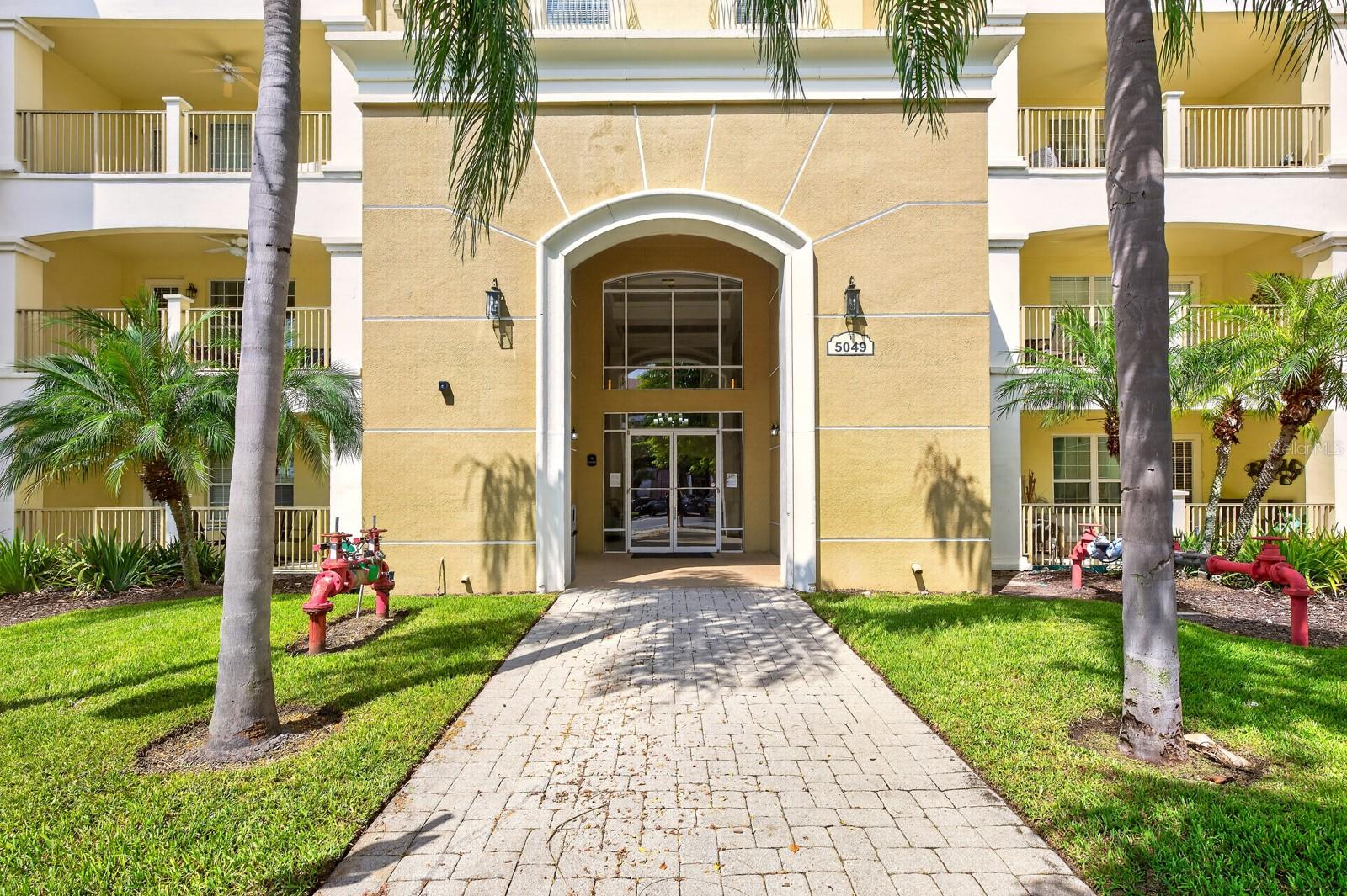 TURNKEY, FULLY FURNISHED and SHORT-TERM RENTAL APPROVED – this 3-bedroom, 2-bath condo in the GATED Bayshore at Vista Cay community offers incredible flexibility in one of Orlando’s most sought-after vacation destinations!