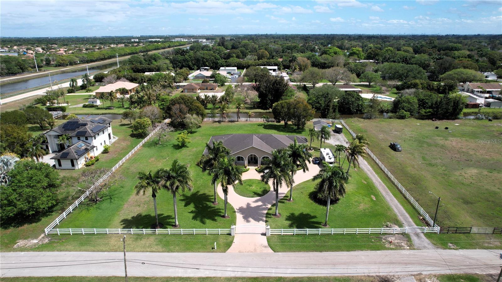 Foto de propiedad en 4810 SW 198 TER SOUTHWEST RANCHES con MLS# OM721191
