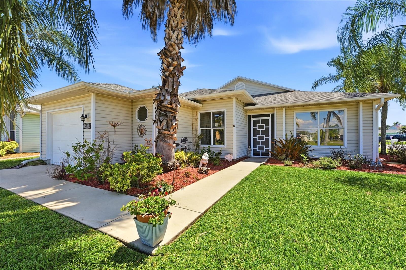 Foto de propiedad en 5930 FOXTAIL WAY FORT PIERCE con MLS# OM721823