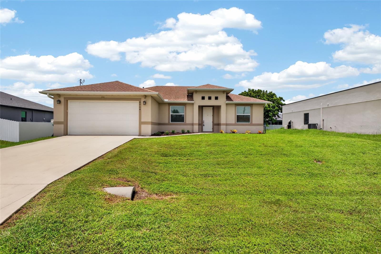 Foto de propiedad en 2714 NW 1ST PL CAPE CORAL con MLS# OM729418