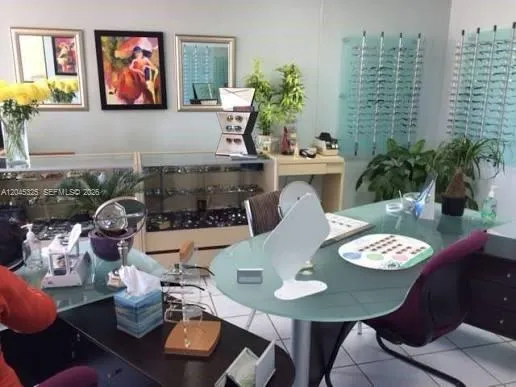 Foto de propiedad en OPTICAL on W Optical On Flagler Street, Miami, FL 33135 Miami con MLS# 