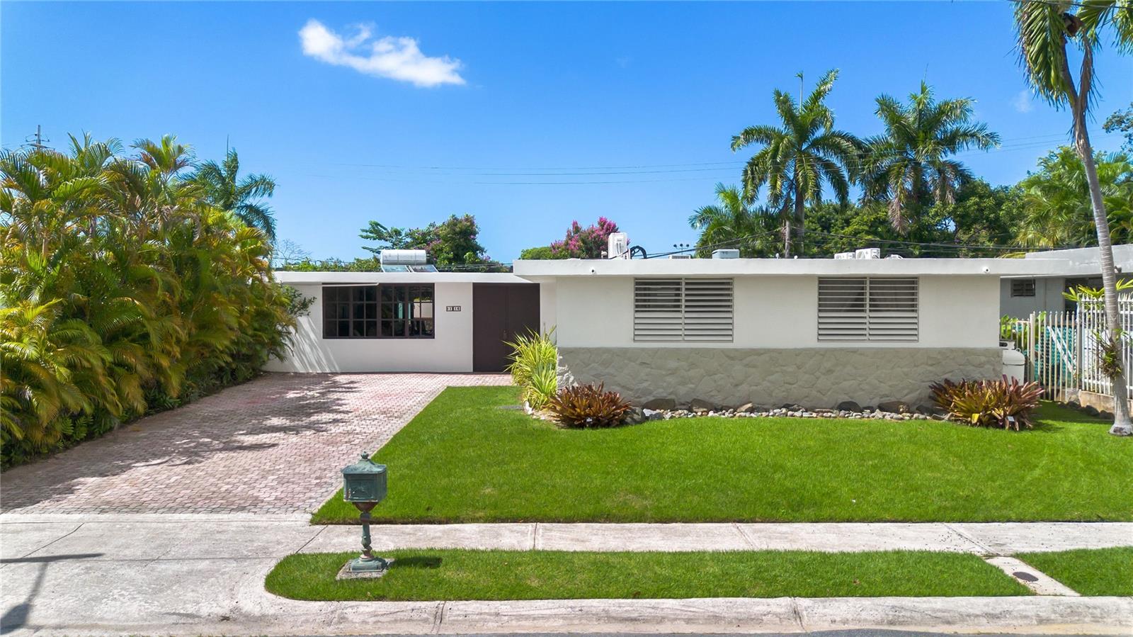 En Venta Urb. Torrimar PASEO DE LA ALHAMBRA #1-16, GUAYNABO, PR 00966