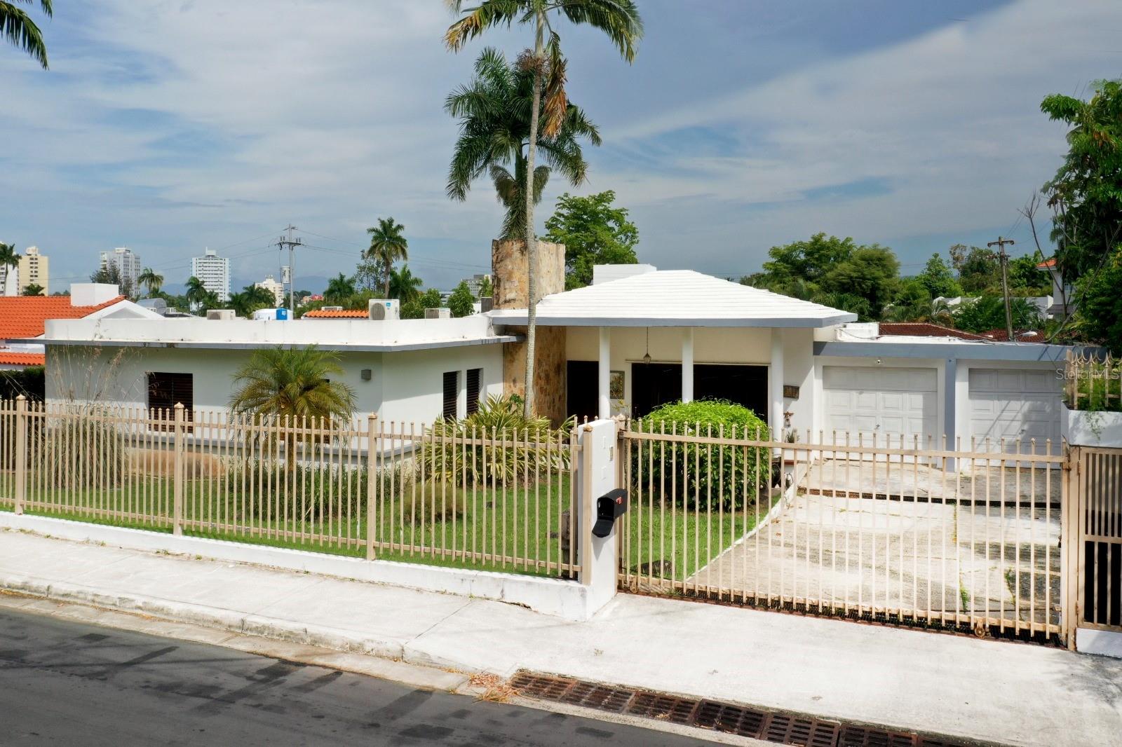 En Venta . J ST #3, GUAYNABO, PR 00966