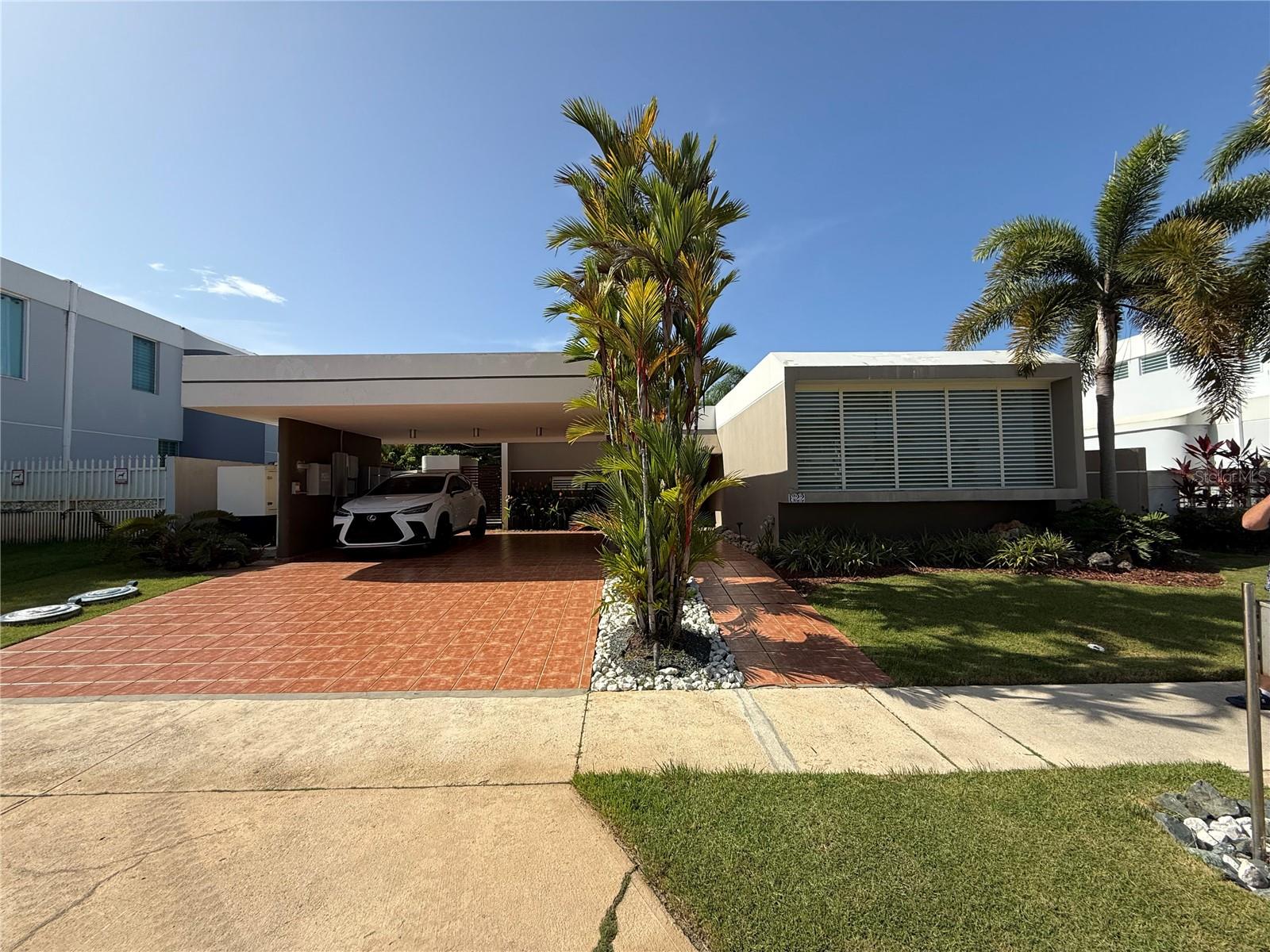 Foto de propiedad en . TOPACIO ST #F-22 DORADO con MLS# PR9115468