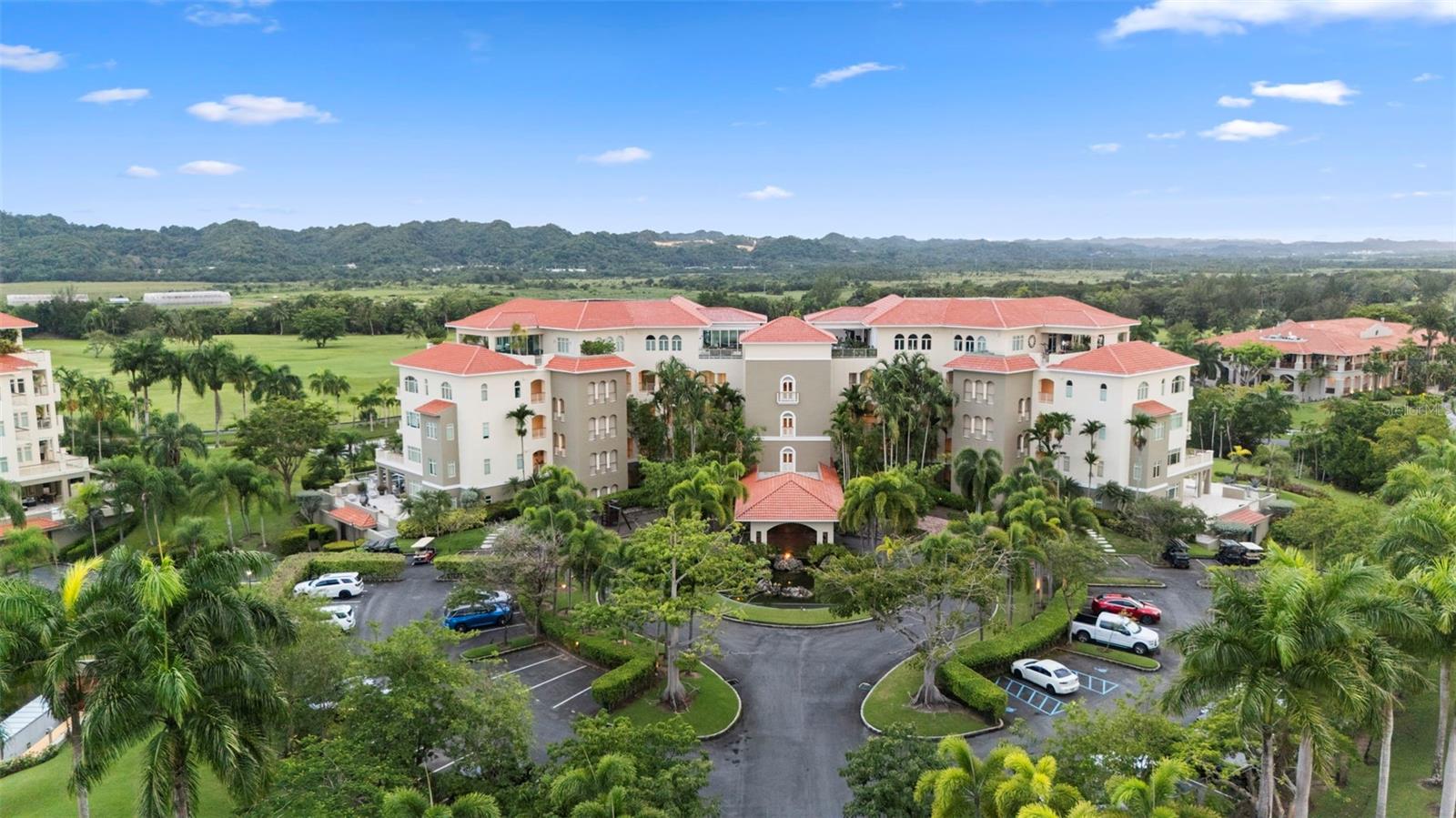 Foto de propiedad en Carr. 693 Km.10 HM 7 PLANTATION VILLAGE DRIVE #1202 DORADO con MLS# PR9116356