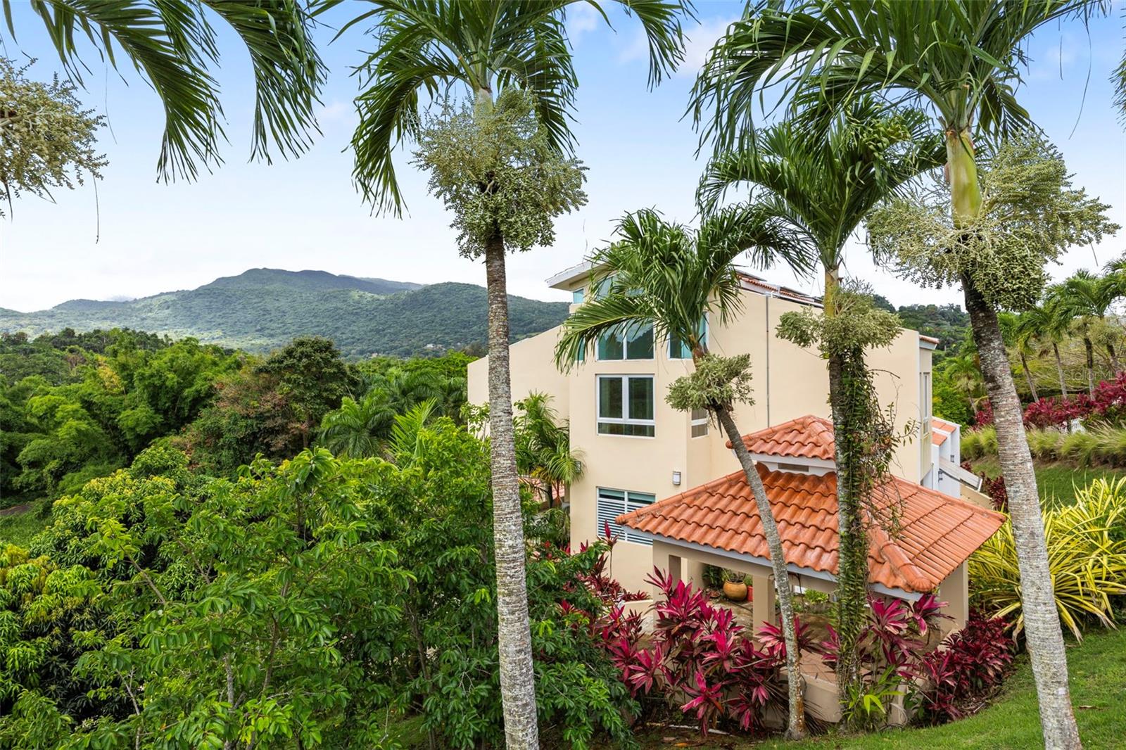 Foto de propiedad en 23 & 24 HACIENDA CARABALI LUQUILLO con MLS# PR9121119