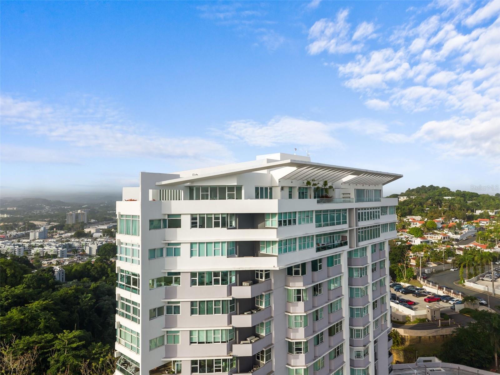 En Venta 14 RD 833, LA CIMA #PH 1901, GUAYNABO, PR 00969