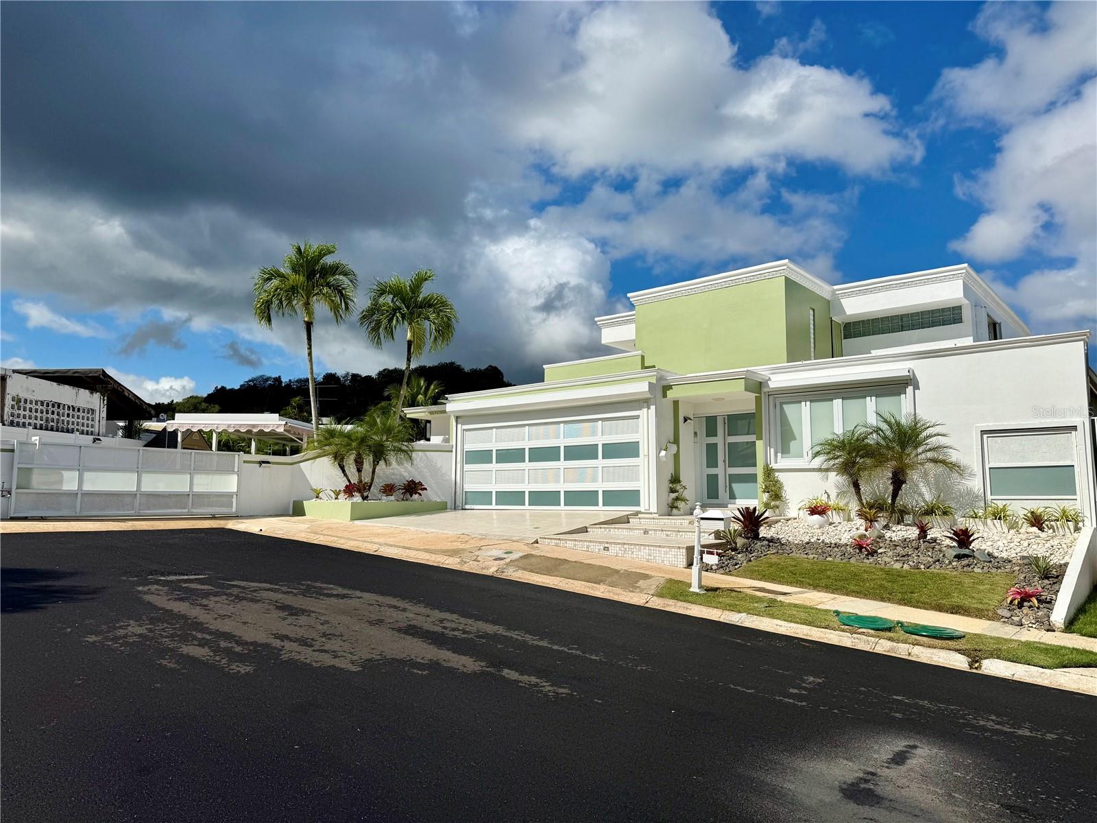 En Venta MANSIONES REALES FELIPE PRIMERO #E1, GUAYNABO, PR 00969