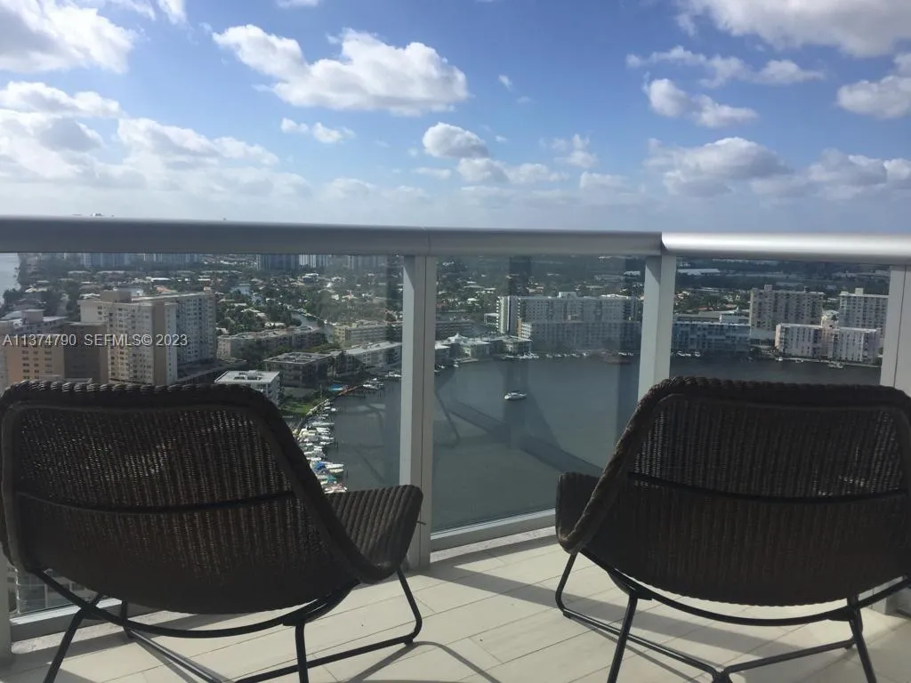 Foto de propiedad en  Hallandale Beach con MLS# 